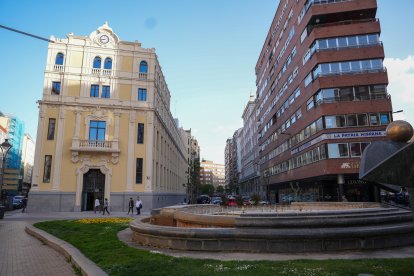 La Fuente de Plaza Madrid sin agua.