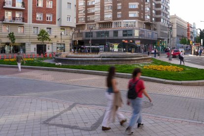 La Fuente de Plaza Madrid sin agua.