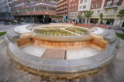 La Fuente de Plaza Madrid sin agua.