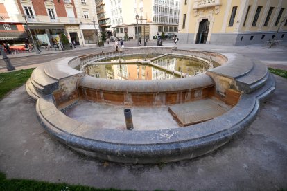 La Fuente de Plaza Madrid sin agua.