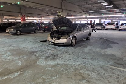 Incendio de un coche en el parking subterráneo de Río Shopping.