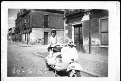 Una niña en una de las primeras vespas en el paseo de San Vicente en los años 50.