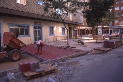 Paseo de San Vicente durante las obras de pavimentación en 1994.