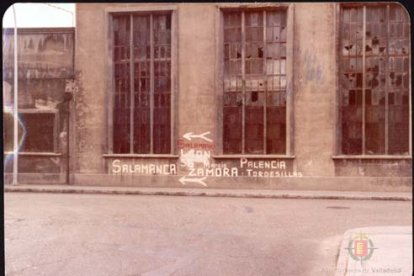 Pintadas en la fachada de Almacenes Cámara en el Paseo de San Vicente de Valladolid en los años 80.