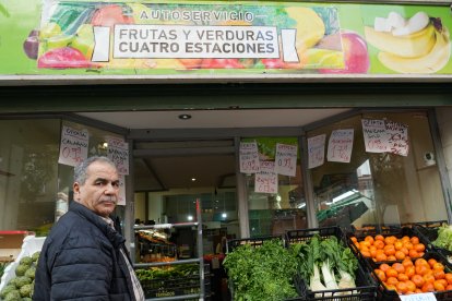 Jaime García, dueño de la frutería Cuatro Estaciones, en el número 65, en el Paseo de San Vicente de Valladolid.