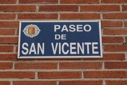 Placa del Paseo de San Vicente en Valladolid.