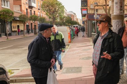 Dos vecinos charlan en el Paseo San Vicente