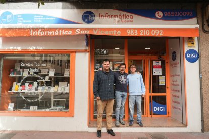 Mario, Ricardo y Hugo son el equipo de la tienda de informática San Vicente, en el número 36.