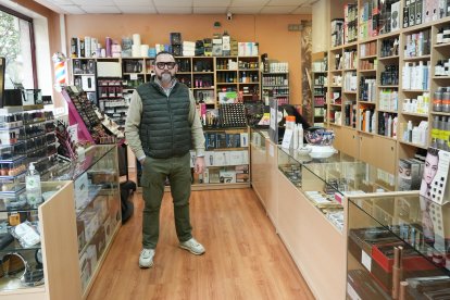 José Ignacio Pinedo, dueño de la tienda de productos de peluquería y belleza Pinedo y Villa, en el número 26/28.