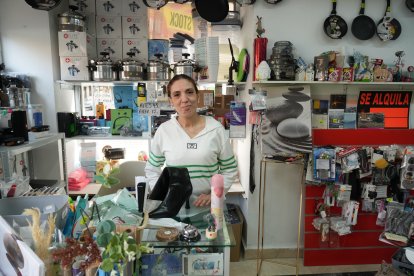 Fouzia El Habra, trabajadora de la zapatería y cosas varias Stock 1001, en el número 45.