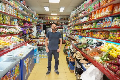 Ahmed M.D. Jahed, trabajador de la tienda de alimentación Ahmed, en el número 35.