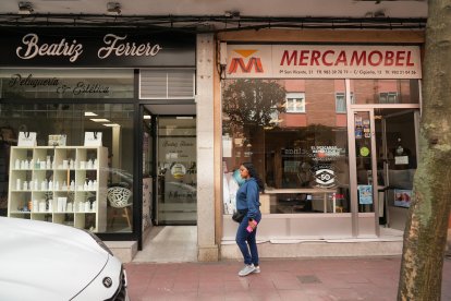 Fachadas de dos negocios en el Paseo de San Vicente.