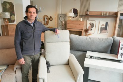 Juan Cabezudo, dueño de la tienda de muebles Mercamobel, en el número 31.