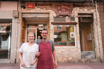Inés Antolín con Guillermo García, parte del equipo de la panadería Horno de Guiller, en el número 25.