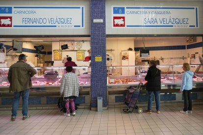Algunos de los puestos del Mercado de Las Delicias.