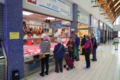Clientes en el Mercado de Las Delicias.