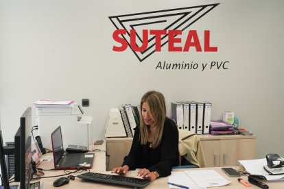 Verónica Olivar, empleada comercial de la tienda de carpintería de aluminio y PVC SUTEAL, en el número 16.