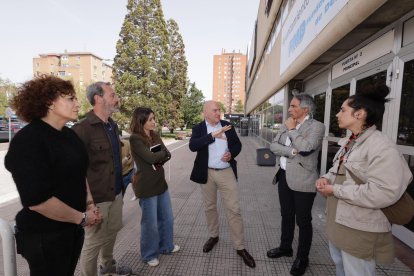 Carnero junto a integrantes del equipo técnico que dirige la obra de la cubierta de Pisuerga.