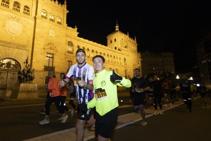 Carrera Ríos de Luz 2026 a su paso por la Academia de Caballería.