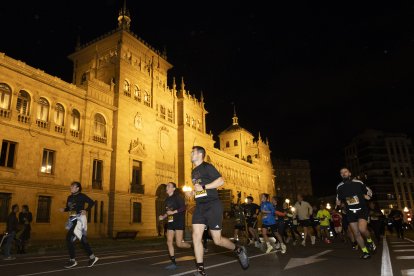 Carrera Ríos de Luz 2026 a su paso por la Academia de Caballería.