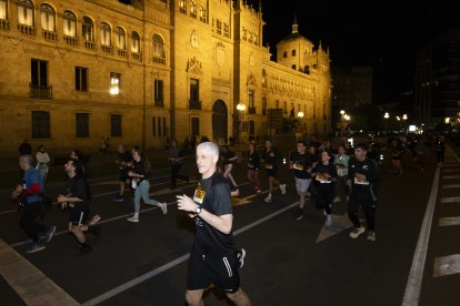 Carrera Ríos de Luz 2026 a su paso por la Academia de Caballería.