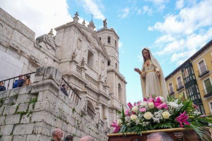 Procesión de la Divina Misericordia a los pies de la Catedral de Valladolid