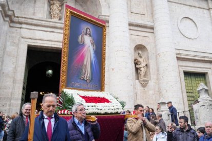 Procesión de la Divina Misericordia a los pies de la Catedral de Valladolid