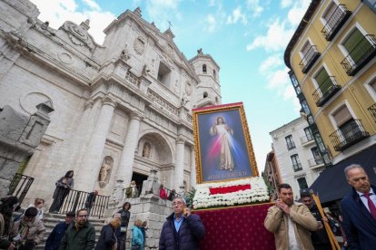 Procesión de la Divina Misericordia a los pies de la Catedral de Valladolid