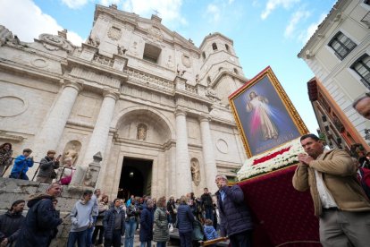 Procesión de la Divina Misericordia a los pies de la Catedral de Valladolid