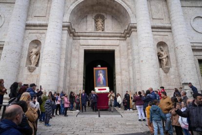 Procesión de la Divina Misericordia a los pies de la Catedral de Valladolid