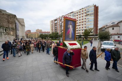 Procesión de la Divina Misericordia a los pies de la Catedral de Valladolid