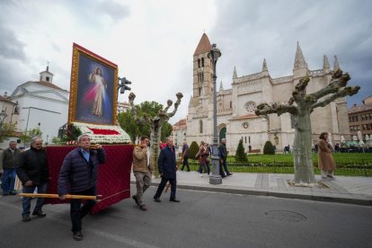 Procesión de la Divina Misericordia a los pies de la Catedral de Valladolid