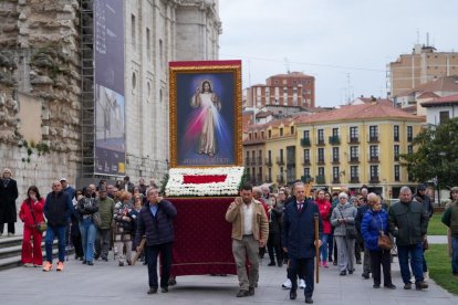 Procesión de la Divina Misericordia a los pies de la Catedral de Valladolid