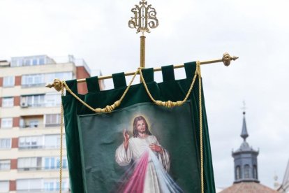 Procesión de la Divina Misericordia a los pies de la Catedral de Valladolid