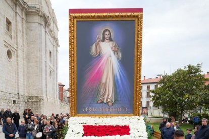 Procesión de la Divina Misericordia a los pies de la Catedral de Valladolid