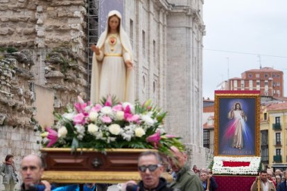 Procesión de la Divina Misericordia a los pies de la Catedral de Valladolid