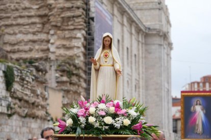 Procesión de la Divina Misericordia a los pies de la Catedral de Valladolid