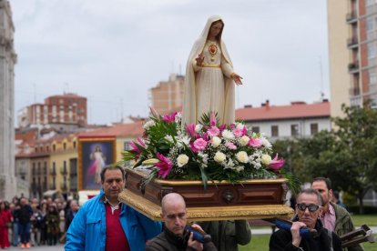 Procesión de la Divina Misericordia a los pies de la Catedral de Valladolid