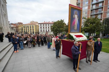 Procesión de la Divina Misericordia a los pies de la Catedral de Valladolid