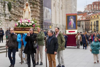 Procesión de la Divina Misericordia a los pies de la Catedral de Valladolid