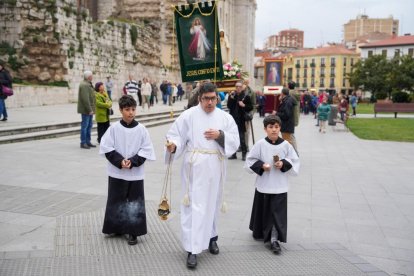 Procesión de la Divina Misericordia a los pies de la Catedral de Valladolid