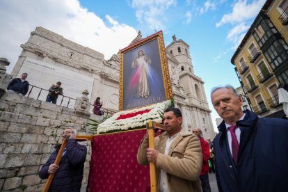 Procesión de la Divina Misericordia a los pies de la Catedral de Valladolid
