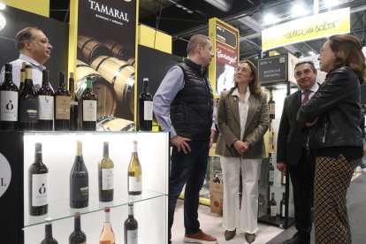 La consejera en funciones de Agricultura, Ganadería y Desarrollo Rural, María González Corral, visita el espacio expositivo de Tierra de Sabor en el Salón Gourmets 2026.