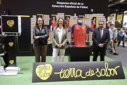 La consejera en funciones de Agricultura, Ganadería y Desarrollo Rural, María González Corral, visita el espacio expositivo de Tierra de Sabor en el Salón Gourmets 2026.