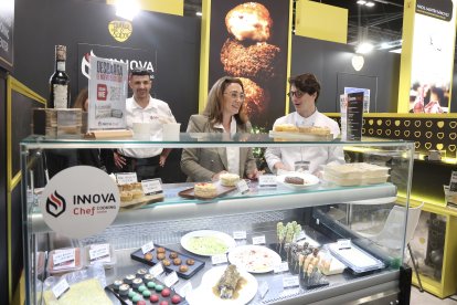 La consejera en funciones de Agricultura, Ganadería y Desarrollo Rural, María González Corral, visita el espacio expositivo de Tierra de Sabor en el Salón Gourmets 2026.