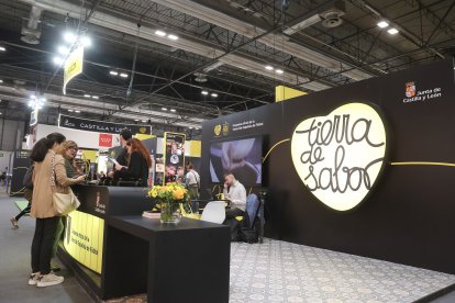 La consejera en funciones de Agricultura, Ganadería y Desarrollo Rural, María González Corral, visita el espacio expositivo de Tierra de Sabor en el Salón Gourmets 2026.