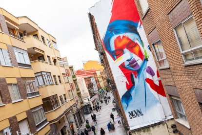 La obra de Man-o-Matic aporta color y expresividad al eje central de la ruta de arte urbano en Valladolid