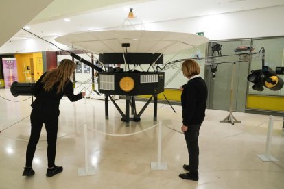 Museo de La Ciencia. Maqueta a tamaño real de una de las sondas espaciales Voyager.