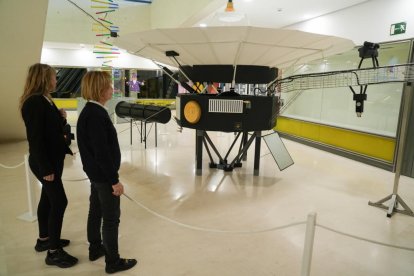 Museo de La Ciencia. Maqueta a tamaño real de una de las sondas espaciales Voyager.