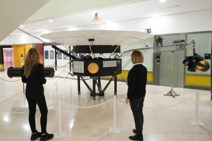 Museo de La Ciencia. Maqueta a tamaño real de una de las sondas espaciales Voyager.